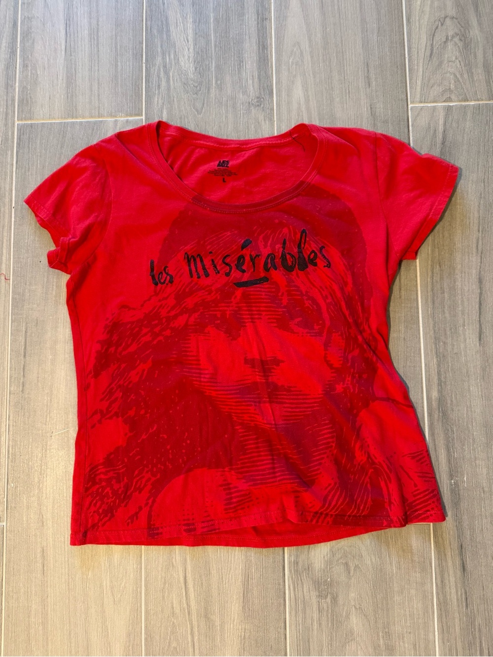 Les Misérables Red Graphic Tee - Classic Crew